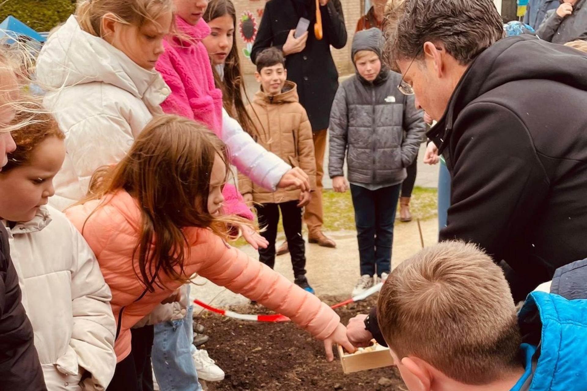 Opening groene schoolplein door wethouder Piet Jan den Dikken