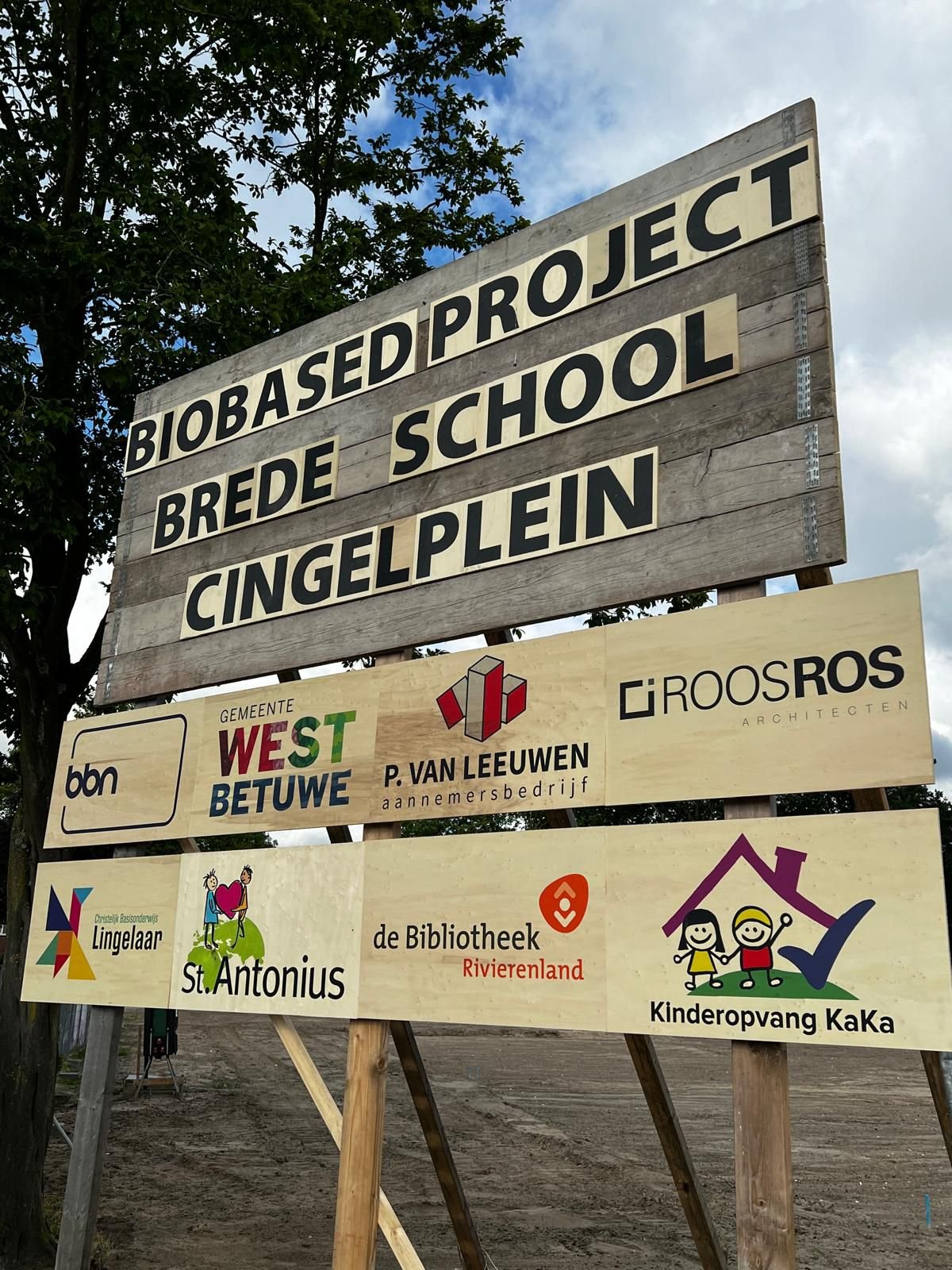 Bouwbord met tekst: Biobased project brede school cingelplein